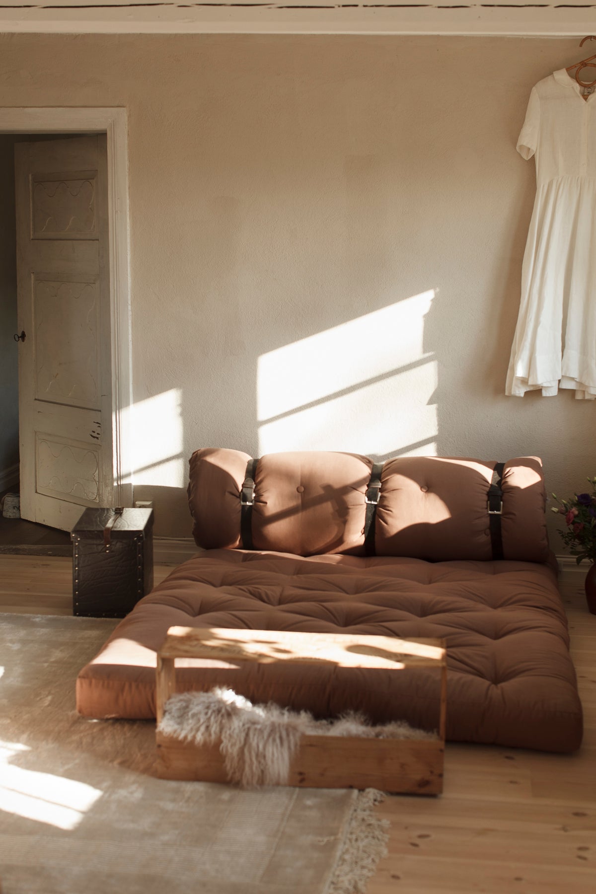 BUCKLE-UP SOFA NATUREL AVEC 3 CEINTURES EN CUIR MARRON