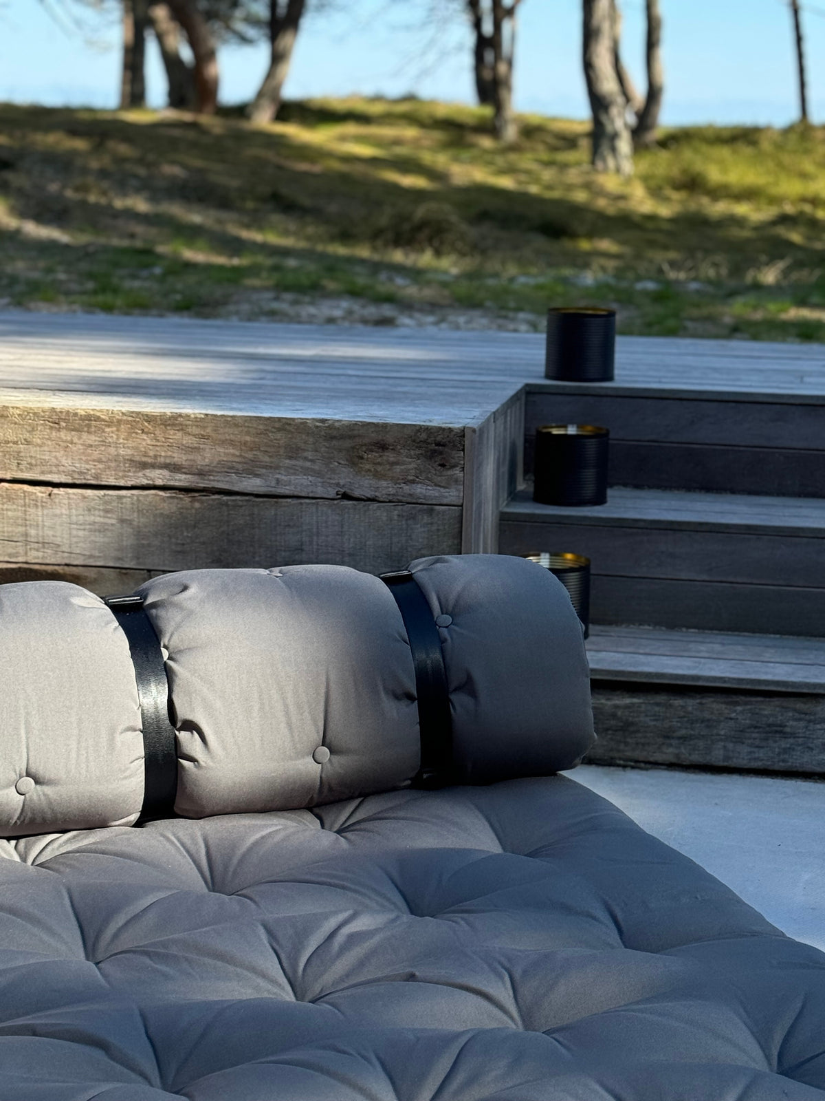 BUCKLE-UP CHAIR OUT™ WHITE W. 2 BLACK NYLON BELTS