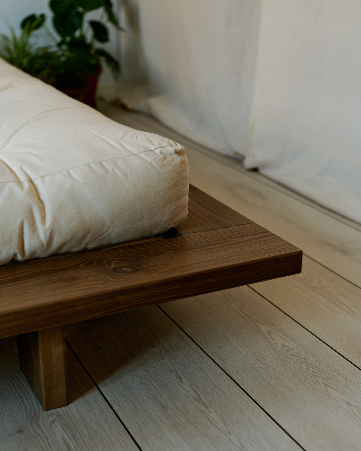 JAPAN BED CAROB BROWN 120 X 200