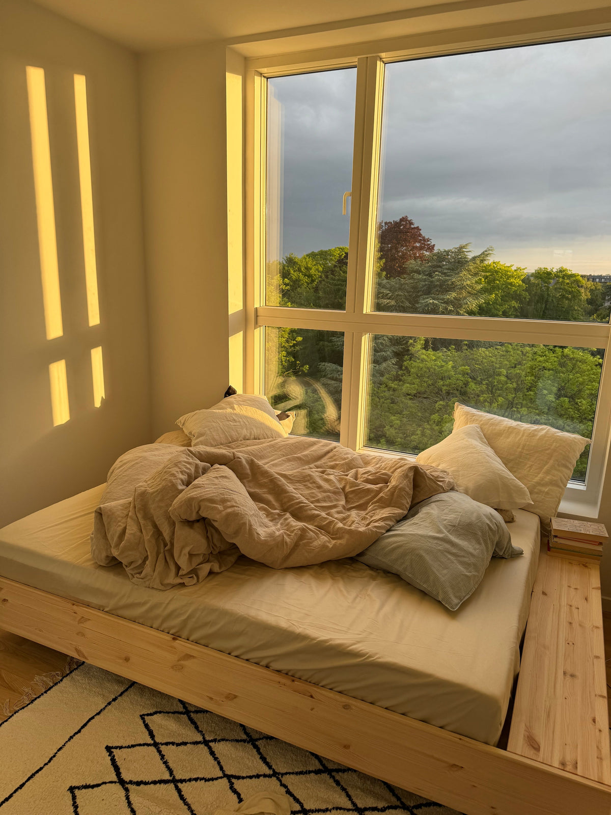 MERGE BED RAW QUEEN SIZE