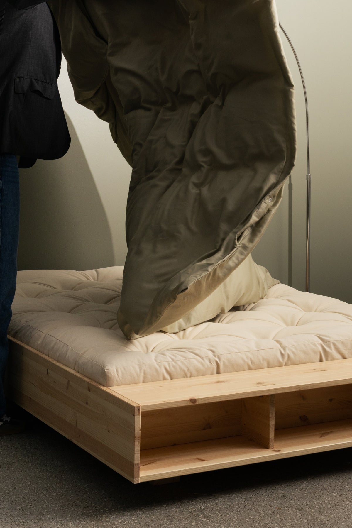 MERGE BED RAW QUEEN SIZE
