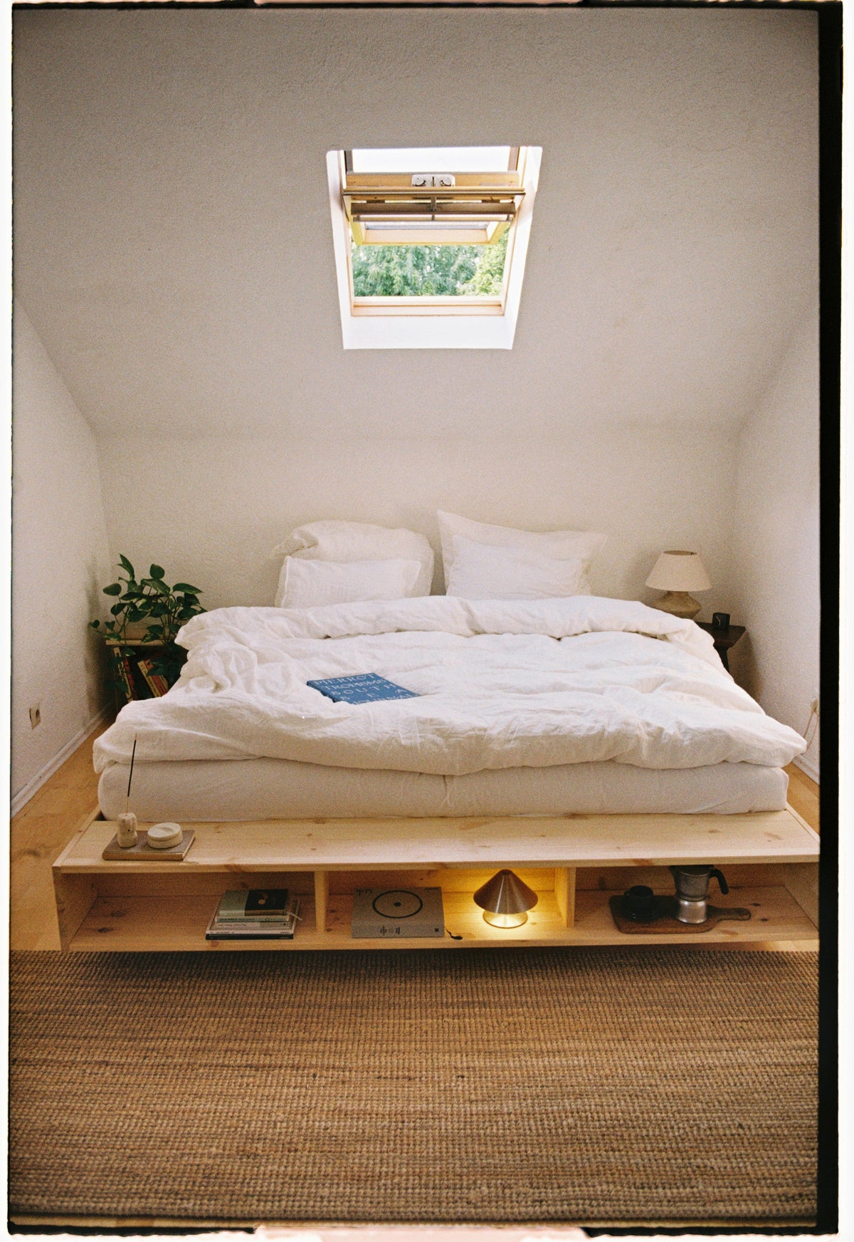 MERGE BED RAW QUEEN SIZE