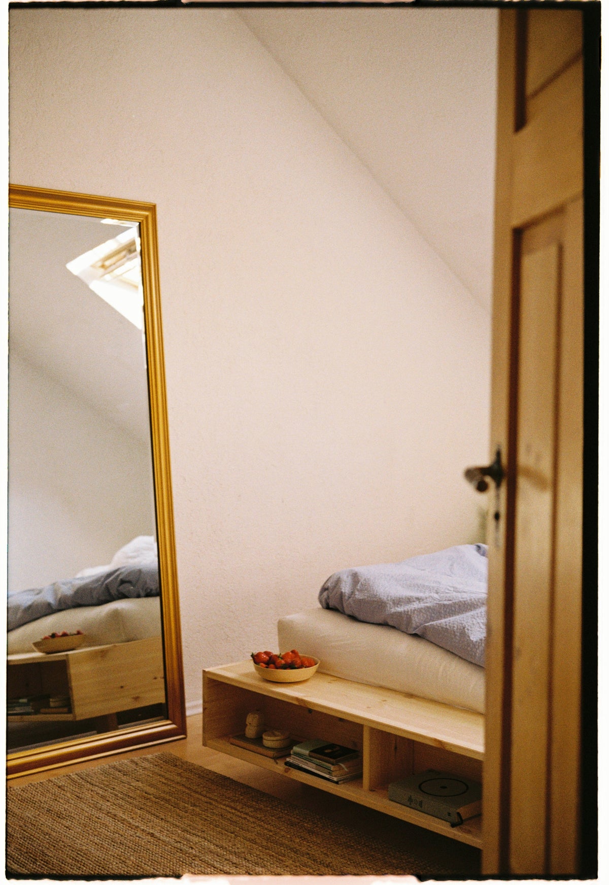 MERGE BED RAW QUEEN SIZE