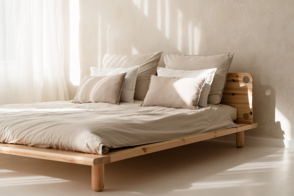 PEEK BED CLEAR LACQUERED 140 X 200 W. 2 BED LAMPS