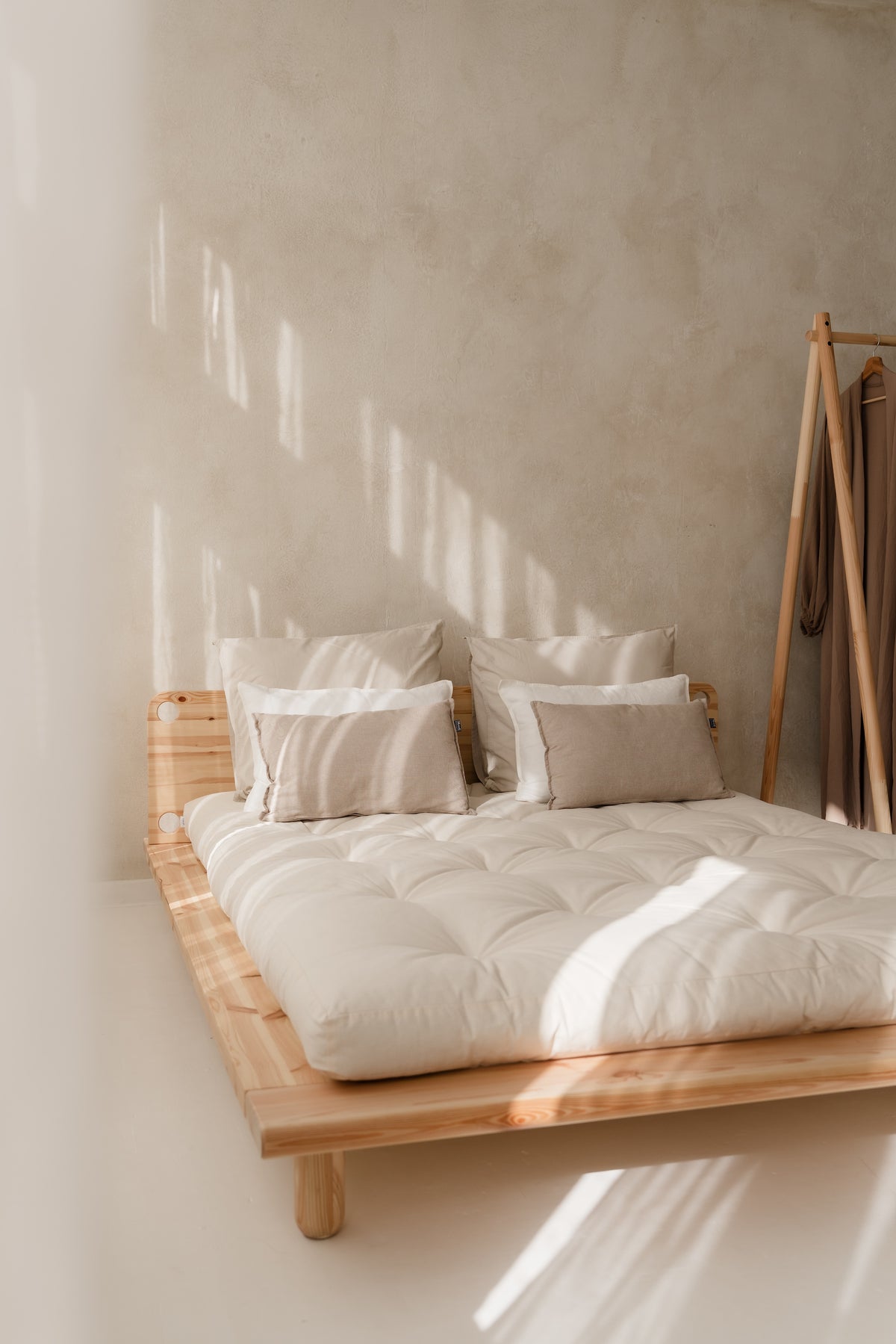 PEEK BED CLEAR LACQUERED 140 X 200 W. 2 BED LAMPS