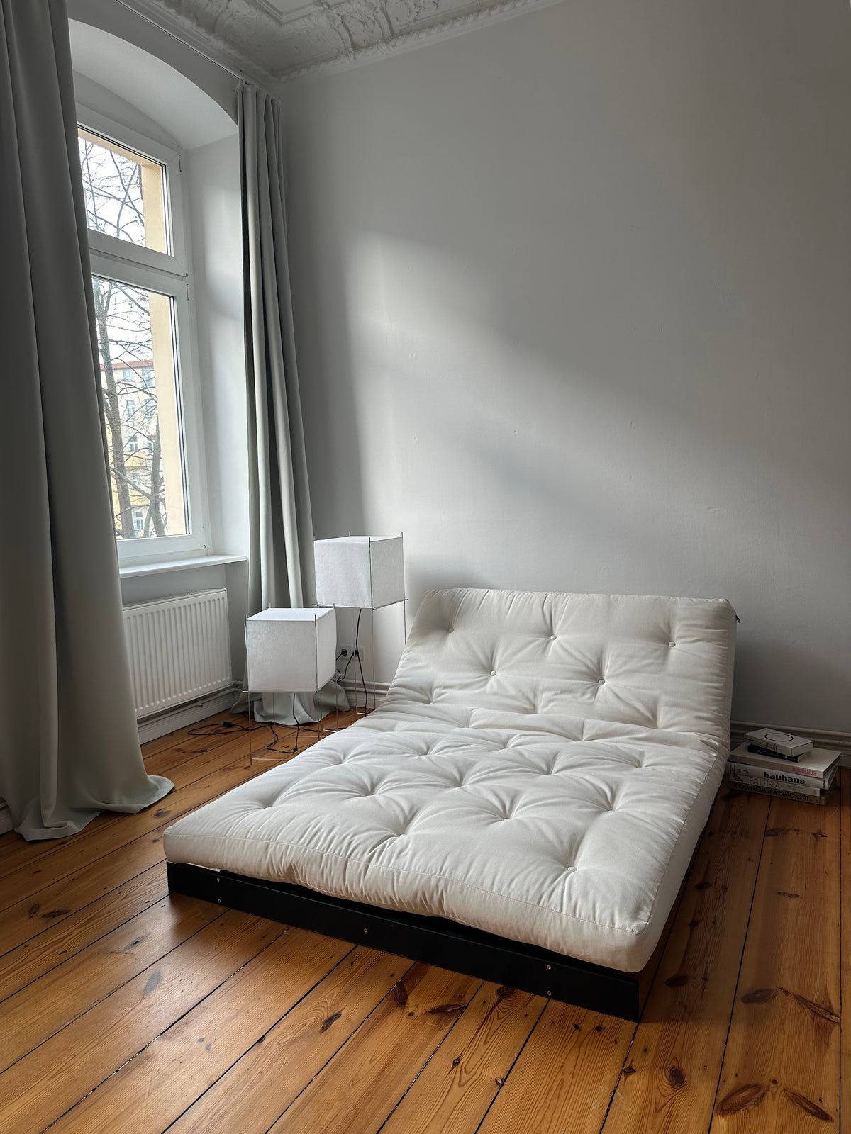 ROOTS NOIR NUIT LAQUÉ 140 X 200 AVEC MATELAS ROOTS NATUREL