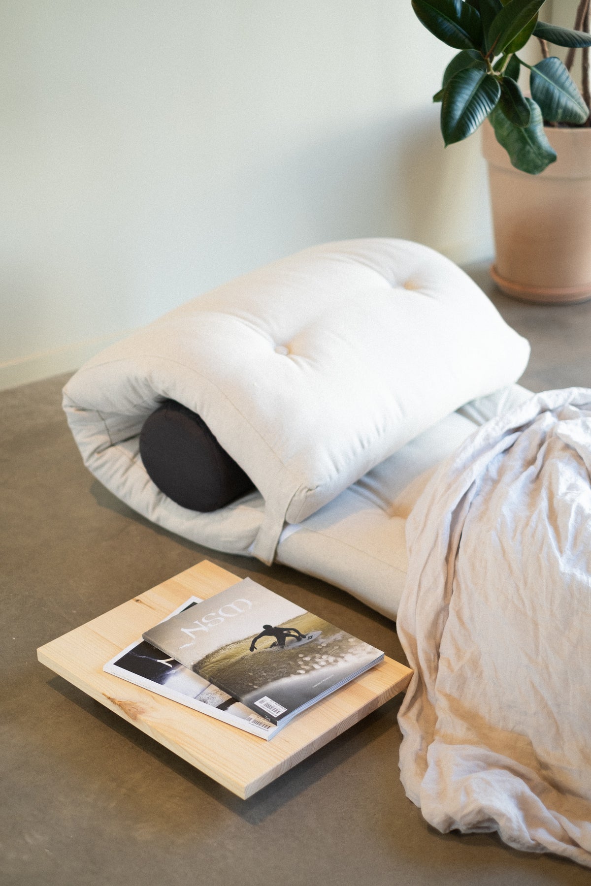 WRAP BROWN W. 1 CUSHION DARK GREY
